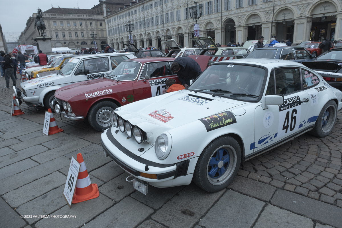 _DSF7069.jpg - 26/01/2023. Torino. Dopo  sette anni, torna a Torino il Rally Storico di Montecarlo, la rievocazione storica del rally su strada piÃ¹ antico del mondo, riservata alle vetture dâ€™epoca che hanno partecipato ad almeno un Rally Automobile Monte-Carlo entro il 1983. Nella foto vetture partecipanti alla corsa esposte in Piazza San Carlo prima della partenza serale