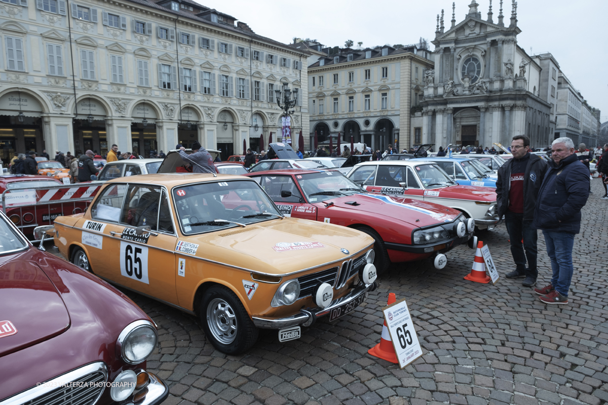 _DSF7104.jpg - 26/01/2023. Torino. Dopo  sette anni, torna a Torino il Rally Storico di Montecarlo, la rievocazione storica del rally su strada piÃ¹ antico del mondo, riservata alle vetture dâ€™epoca che hanno partecipato ad almeno un Rally Automobile Monte-Carlo entro il 1983. Nella foto vetture partecipanti alla corsa esposte in Piazza San Carlo prima della partenza serale