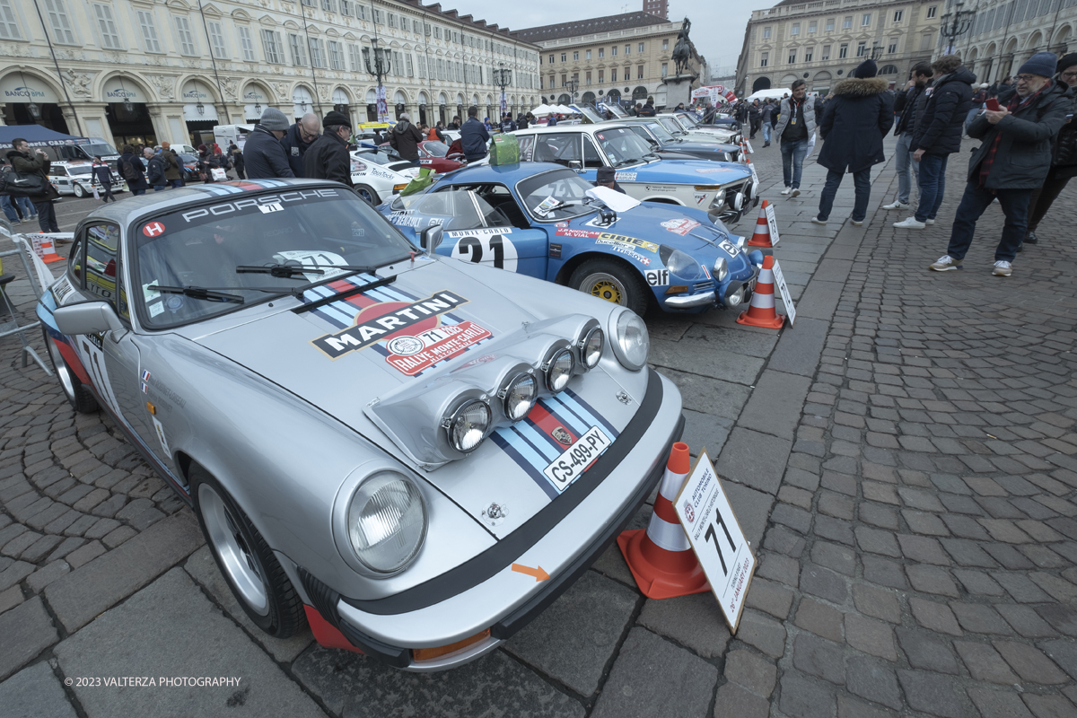 _DSF7320.jpg - 26/01/2023. Torino. Dopo  sette anni, torna a Torino il Rally Storico di Montecarlo, la rievocazione storica del rally su strada piÃ¹ antico del mondo, riservata alle vetture dâ€™epoca che hanno partecipato ad almeno un Rally Automobile Monte-Carlo entro il 1983. Nella foto vetture partecipanti alla corsa esposte in Piazza San Carlo prima della partenza serale