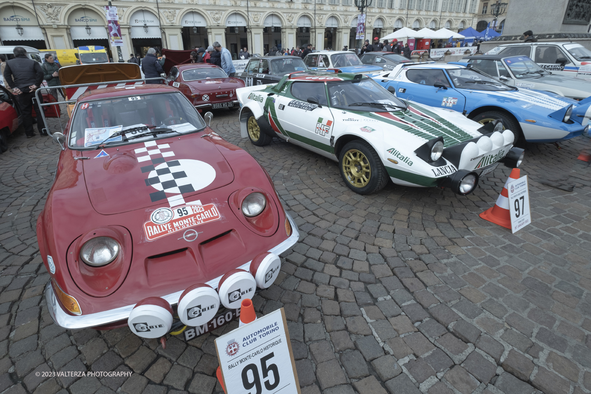 _DSF7328.jpg - 26/01/2023. Torino. Dopo  sette anni, torna a Torino il Rally Storico di Montecarlo, la rievocazione storica del rally su strada piÃ¹ antico del mondo, riservata alle vetture dâ€™epoca che hanno partecipato ad almeno un Rally Automobile Monte-Carlo entro il 1983. Nella foto vetture partecipanti alla corsa esposte in Piazza San Carlo prima della partenza serale