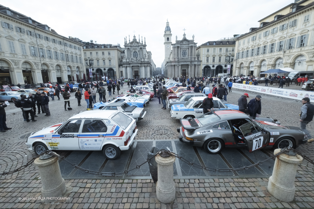 _DSF7340.jpg - 26/01/2023. Torino. Dopo  sette anni, torna a Torino il Rally Storico di Montecarlo, la rievocazione storica del rally su strada piÃ¹ antico del mondo, riservata alle vetture dâ€™epoca che hanno partecipato ad almeno un Rally Automobile Monte-Carlo entro il 1983. Nella foto vetture partecipanti alla corsa esposte in Piazza San Carlo prima della partenza serale