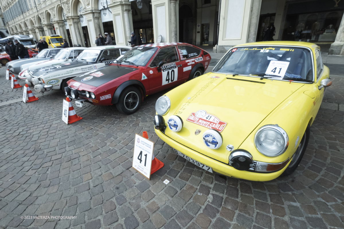 _DSF7365.jpg - 26/01/2023. Torino. Dopo  sette anni, torna a Torino il Rally Storico di Montecarlo, la rievocazione storica del rally su strada piÃ¹ antico del mondo, riservata alle vetture dâ€™epoca che hanno partecipato ad almeno un Rally Automobile Monte-Carlo entro il 1983. Nella foto vetture partecipanti alla corsa esposte in Piazza San Carlo prima della partenza serale