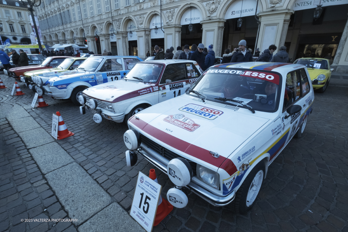 _DSF7425.jpg - 26/01/2023. Torino. Dopo  sette anni, torna a Torino il Rally Storico di Montecarlo, la rievocazione storica del rally su strada piÃ¹ antico del mondo, riservata alle vetture dâ€™epoca che hanno partecipato ad almeno un Rally Automobile Monte-Carlo entro il 1983. Nella foto vetture partecipanti alla corsa esposte in Piazza San Carlo prima della partenza serale