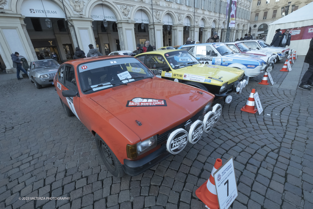 _DSF7436.jpg - 26/01/2023. Torino. Dopo  sette anni, torna a Torino il Rally Storico di Montecarlo, la rievocazione storica del rally su strada piÃ¹ antico del mondo, riservata alle vetture dâ€™epoca che hanno partecipato ad almeno un Rally Automobile Monte-Carlo entro il 1983. Nella foto vetture partecipanti alla corsa esposte in Piazza San Carlo prima della partenza serale