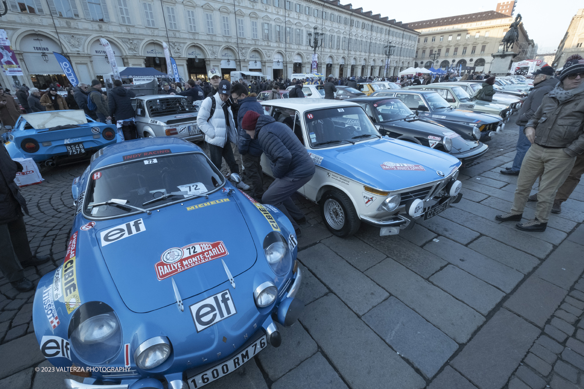 _DSF7468.jpg - 26/01/2023. Torino. Dopo  sette anni, torna a Torino il Rally Storico di Montecarlo, la rievocazione storica del rally su strada piÃ¹ antico del mondo, riservata alle vetture dâ€™epoca che hanno partecipato ad almeno un Rally Automobile Monte-Carlo entro il 1983. Nella foto vetture partecipanti alla corsa esposte in Piazza San Carlo prima della partenza serale
