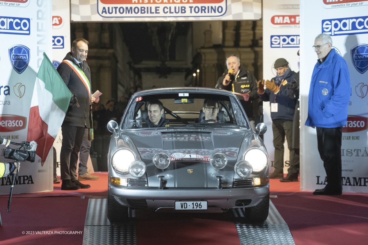 _DSF7704.jpg - 26/01/2023. Torino. Dopo  sette anni, torna a Torino il Rally Storico di Montecarlo, la rievocazione storica del rally su strada piÃ¹ antico del mondo, riservata alle vetture dâ€™epoca che hanno partecipato ad almeno un Rally Automobile Monte-Carlo entro il 1983. Nella foto Stefano lo Russo Sindaco di Torino dÃ  il via alla partenza della Porsche n.1 prima vettura a partire accompagnata da una Dallara Barchetta dell'ing. Levy