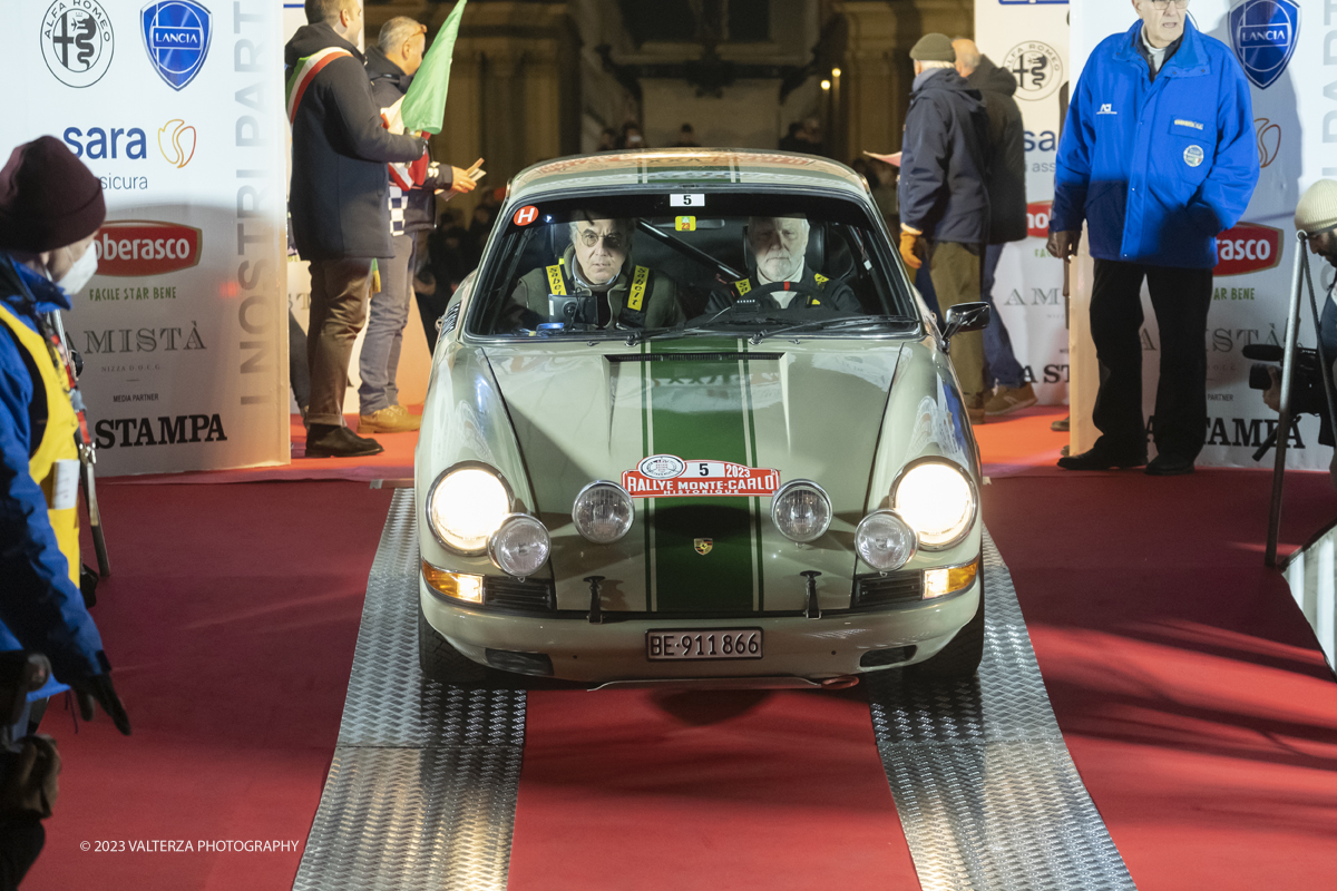 _DSF7740.jpg - 26/01/2023. Torino. Dopo  sette anni, torna a Torino il Rally Storico di Montecarlo, la rievocazione storica del rally su strada piÃ¹ antico del mondo, riservata alle vetture dâ€™epoca che hanno partecipato ad almeno un Rally Automobile Monte-Carlo entro il 1983. Nella foto Stefano lo Russo Sindaco di Torino dÃ  il via alla partenza della Porsche n.1 prima vettura a partire accompagnata da una Dallara Barchetta dell'ing. Levy