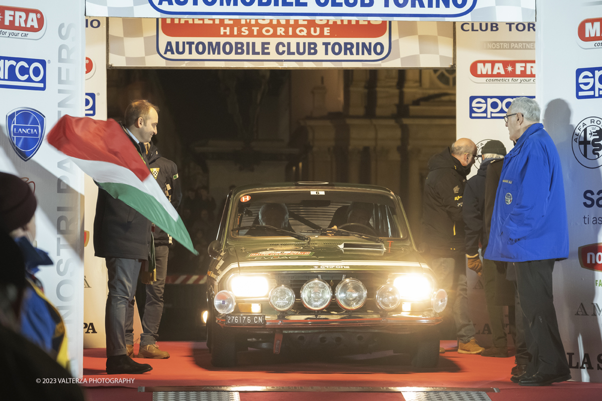 _DSF7756.jpg - 26/01/2023. Torino. Dopo  sette anni, torna a Torino il Rally Storico di Montecarlo, la rievocazione storica del rally su strada piÃ¹ antico del mondo, riservata alle vetture dâ€™epoca che hanno partecipato ad almeno un Rally Automobile Monte-Carlo entro il 1983. Nella foto partenza della vettura N.6 Renault 12  Gordini del 1972 equipaggio Canella Massimo e Berzero Vittorio
