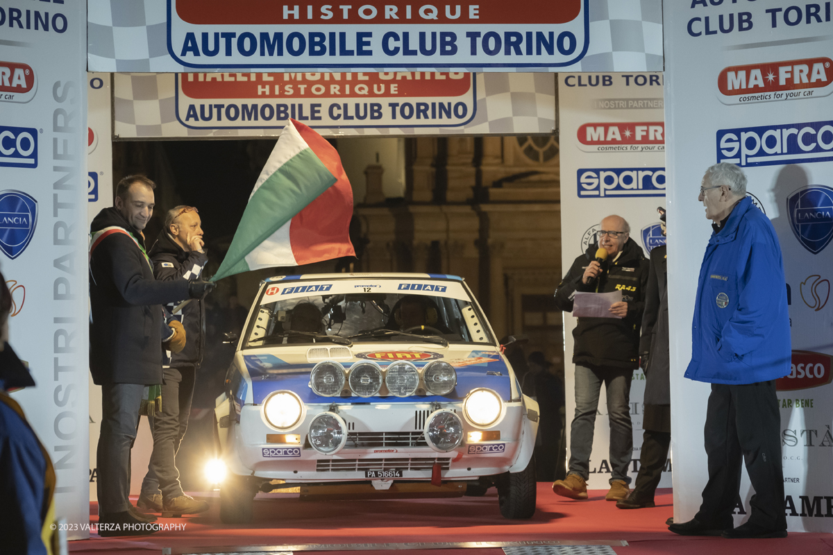_DSF7839.jpg - 26/01/2023. Torino. Dopo  sette anni, torna a Torino il Rally Storico di Montecarlo, la rievocazione storica del rally su strada piÃ¹ antico del mondo, riservata alle vetture dâ€™epoca che hanno partecipato ad almeno un Rally Automobile Monte-Carlo entro il 1983. Nella foto partenza della vettura n. 12 Fiat Ritmo 60 del 1978 equipaggio italiano.