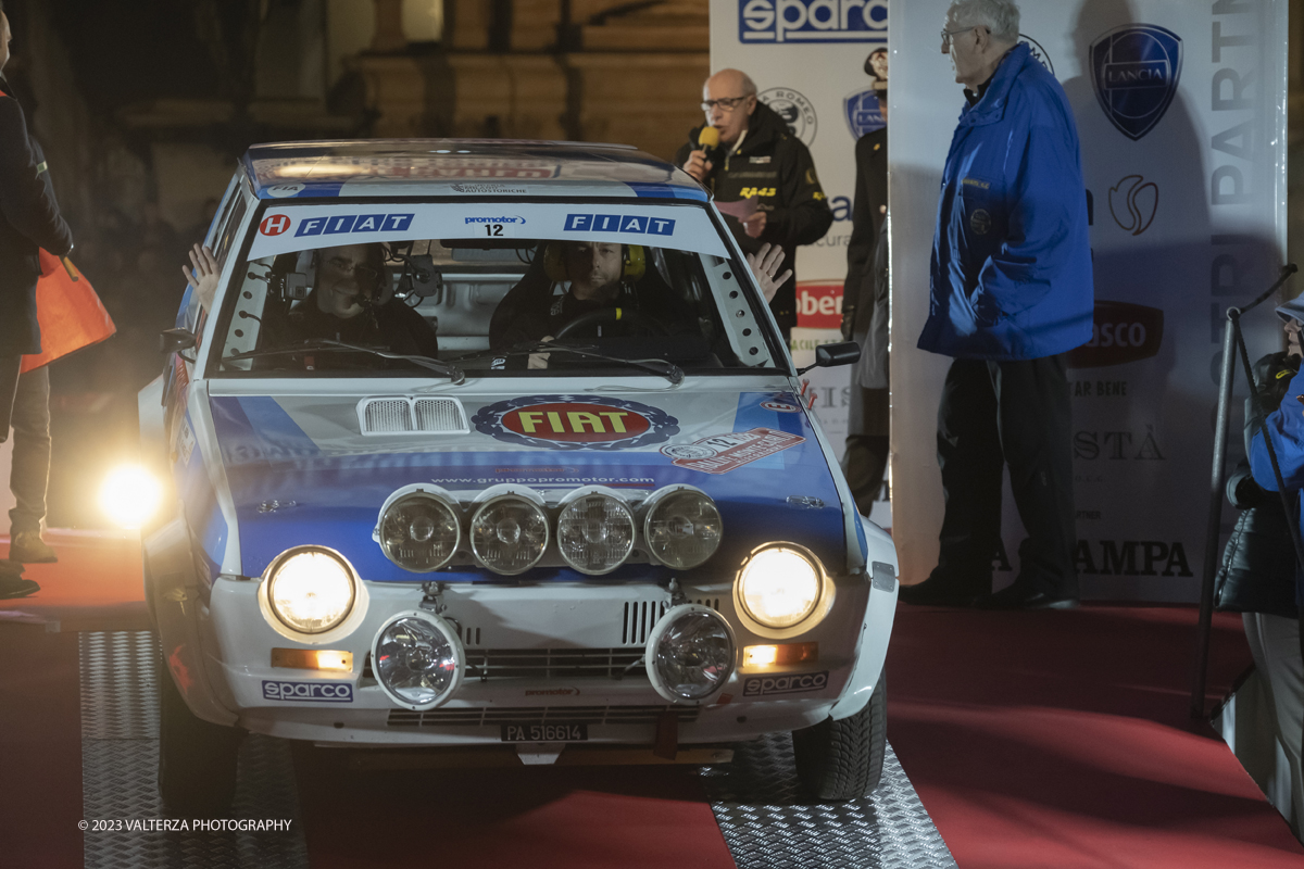 _DSF7868.jpg - 26/01/2023. Torino. Dopo  sette anni, torna a Torino il Rally Storico di Montecarlo, la rievocazione storica del rally su strada piÃ¹ antico del mondo, riservata alle vetture dâ€™epoca che hanno partecipato ad almeno un Rally Automobile Monte-Carlo entro il 1983. Nella foto partenza della vettura n. 12 Fiat Ritmo 60 del 1978 equipaggio italiano.