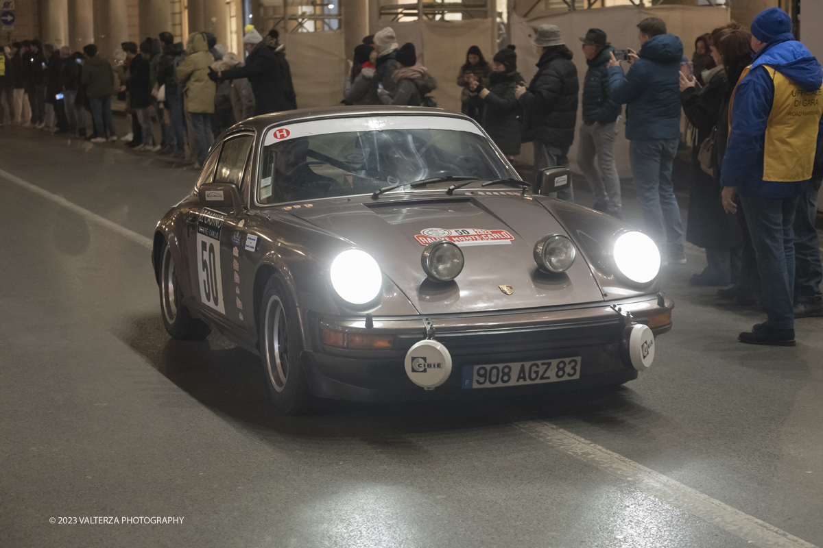 _DSF7948.jpg - 26/01/2023. Torino. Dopo  sette anni, torna a Torino il Rally Storico di Montecarlo, la rievocazione storica del rally su strada piÃ¹ antico del mondo, riservata alle vetture dâ€™epoca che hanno partecipato ad almeno un Rally Automobile Monte-Carlo entro il 1983. Nella foto passaggio di vetture della corsa in via Roma a Torino