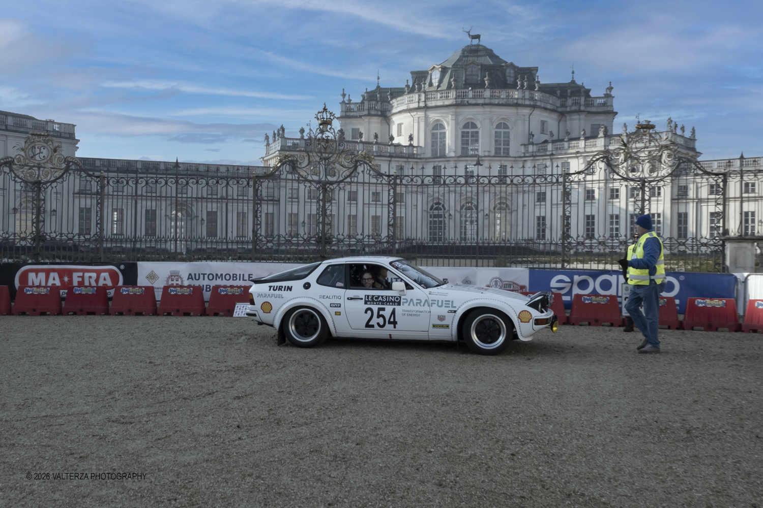 DSCF0234.jpg - La 28Âª edizione del Rallye Monte-Carlo Historique si svolge fino al 7 febbraio 2026 , ad eccezione della cittÃ  scozzese di  John O'Groats le varie cittÃ  di partenza hanno dato il via alla gara domenica 1 febbraio 2026. Tra queste anche Torino, la partenza Ã¨ avvenuta dalla Palazzina di caccia di Stupingi dove le vetture in gara hanno prima sostato in mostra nel parco partenze antistante la Palazzina. Nella foto Porsche 924 turbo  1979