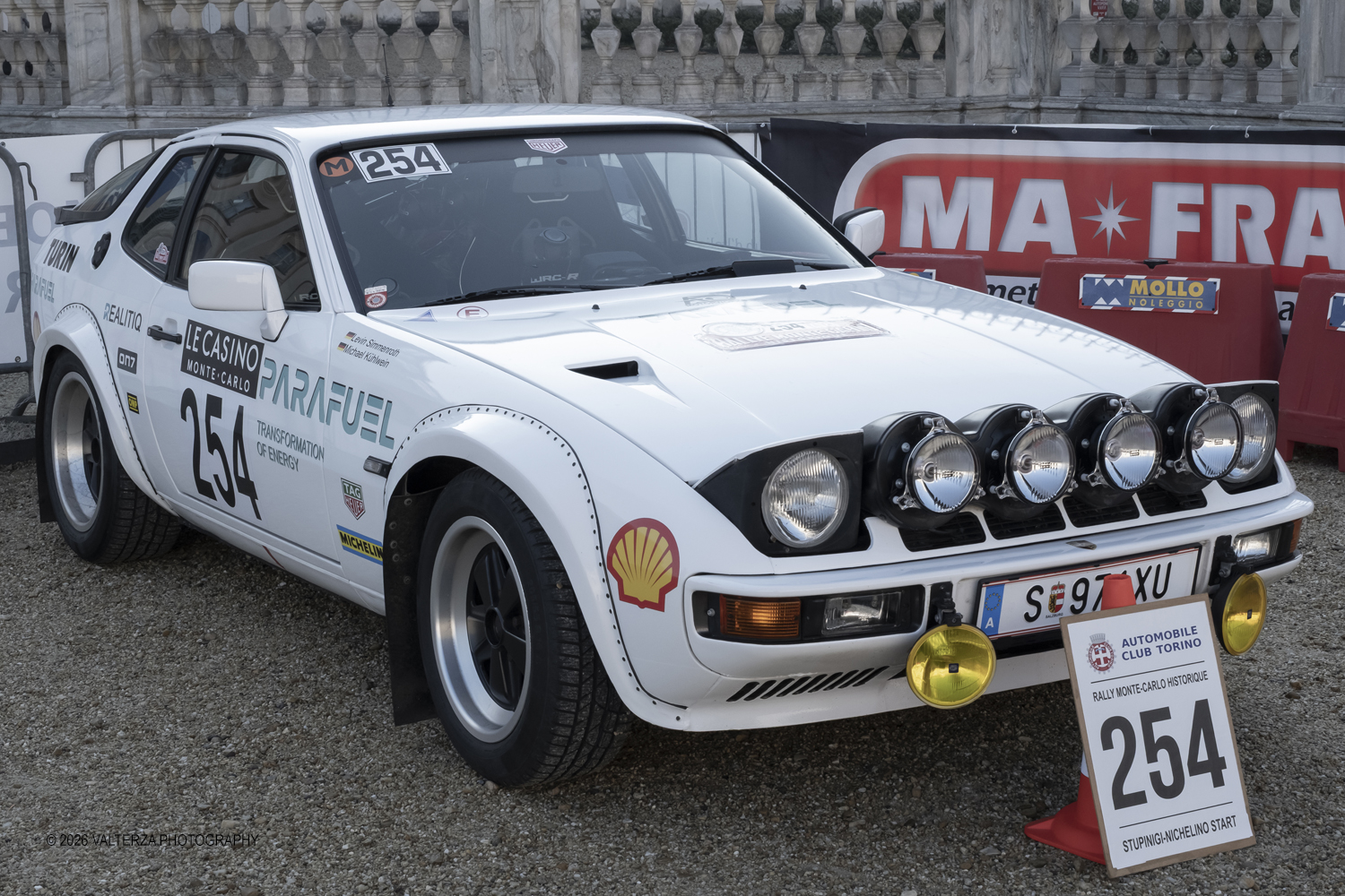DSCF0255.jpg - La 28Âª edizione del Rallye Monte-Carlo Historique si svolge fino al 7 febbraio 2026 , ad eccezione della cittÃ  scozzese di  John O'Groats le varie cittÃ  di partenza hanno dato il via alla gara domenica 1 febbraio 2026. Tra queste anche Torino, la partenza Ã¨ avvenuta dalla Palazzina di caccia di Stupingi dove le vetture in gara hanno prima sostato in mostra nel parco partenze antistante la Palazzina. Nella foto Porsche 924 turbo  1979