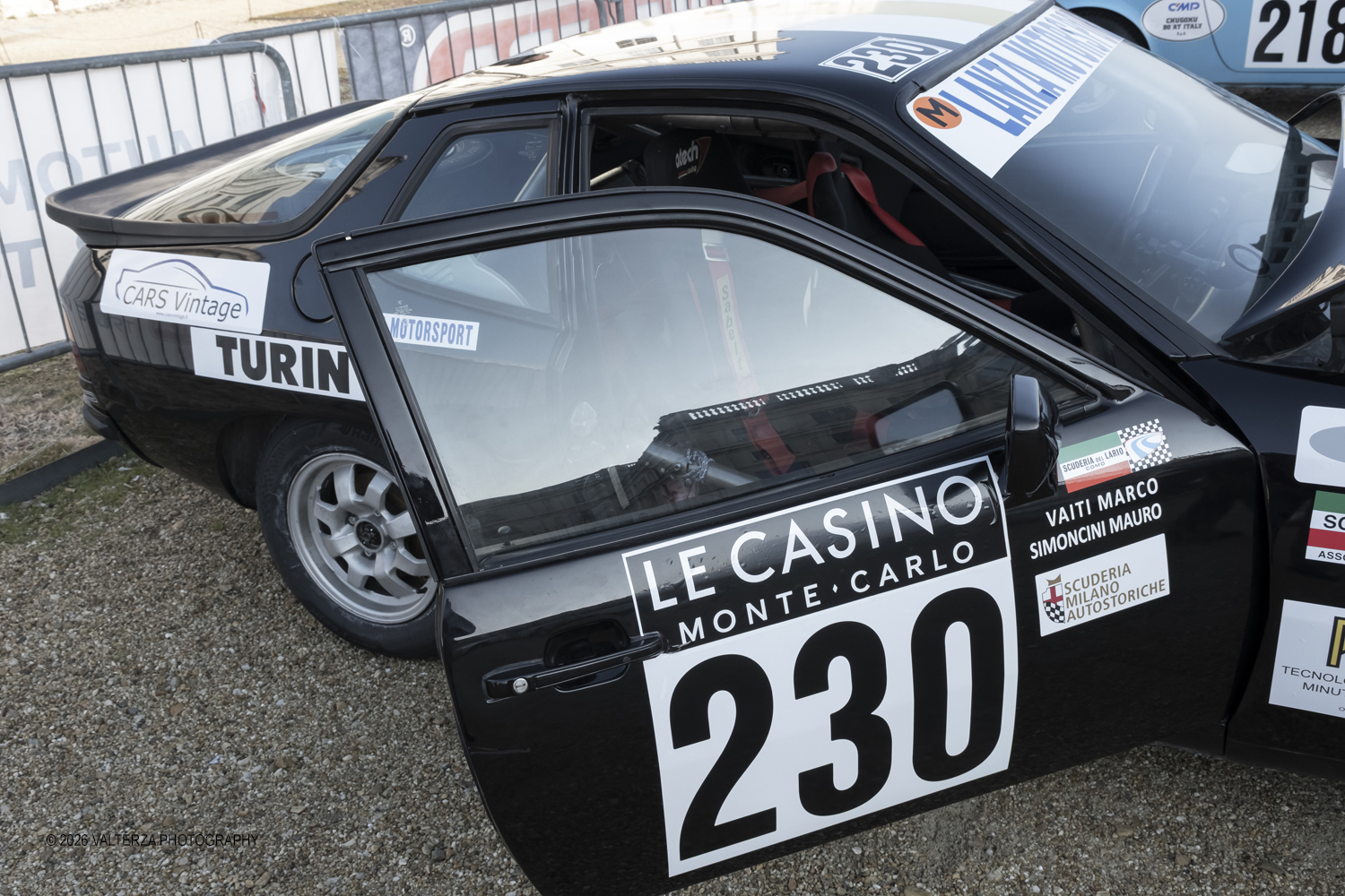 DSCF0263.jpg - La 28Âª edizione del Rallye Monte-Carlo Historique si svolge fino al 7 febbraio 2026 , ad eccezione della cittÃ  scozzese di  John O'Groats le varie cittÃ  di partenza hanno dato il via alla gara domenica 1 febbraio 2026. Tra queste anche Torino, la partenza Ã¨ avvenuta dalla Palazzina di caccia di Stupingi dove le vetture in gara hanno prima sostato in mostra nel parco partenze antistante la Palazzina. Nella foto Porsche 924 1982