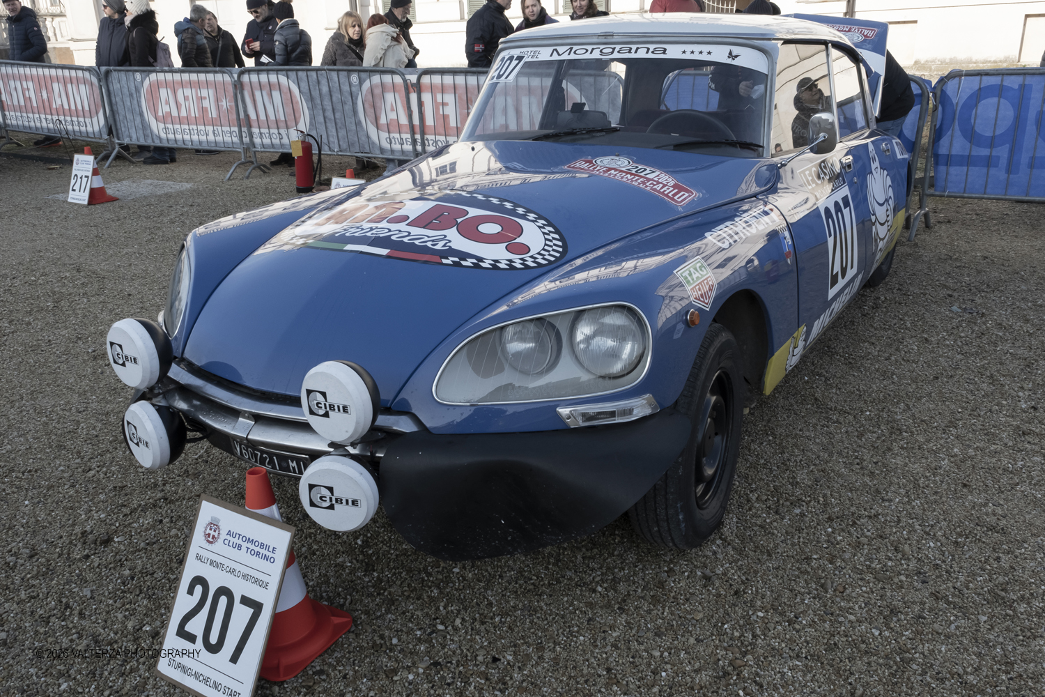 DSCF0274.jpg - La 28Âª edizione del Rallye Monte-Carlo Historique si svolge fino al 7 febbraio 2026 , ad eccezione della cittÃ  scozzese di  John O'Groats le varie cittÃ  di partenza hanno dato il via alla gara domenica 1 febbraio 2026. Tra queste anche Torino, la partenza Ã¨ avvenuta dalla Palazzina di caccia di Stupingi dove le vetture in gara hanno prima sostato in mostra nel parco partenze antistante la Palazzina. Nella foto Citoen DS 19 1972