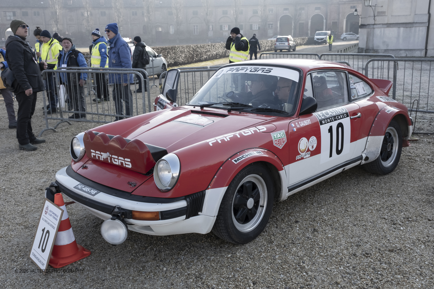 DSCF0281.jpg - La 28Âª edizione del Rallye Monte-Carlo Historique si svolge fino al 7 febbraio 2026 , ad eccezione della cittÃ  scozzese di  John O'Groats le varie cittÃ  di partenza hanno dato il via alla gara domenica 1 febbraio 2026. Tra queste anche Torino, la partenza Ã¨ avvenuta dalla Palazzina di caccia di Stupingi dove le vetture in gara hanno prima sostato in mostra nel parco partenze antistante la Palazzina. Nella foto  Porsche 911 SC  1978
