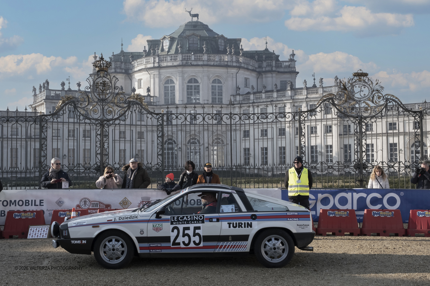 DSCF0294.jpg - La 28Âª edizione del Rallye Monte-Carlo Historique si svolge fino al 7 febbraio 2026 , ad eccezione della cittÃ  scozzese di  John O'Groats le varie cittÃ  di partenza hanno dato il via alla gara domenica 1 febbraio 2026. Tra queste anche Torino, la partenza Ã¨ avvenuta dalla Palazzina di caccia di Stupingi dove le vetture in gara hanno prima sostato in mostra nel parco partenze antistante la Palazzina. Nella foto  Lancia Beta Montecarlo 1975 equipaggio Fabisiak Damian e Diziedzic Jakub