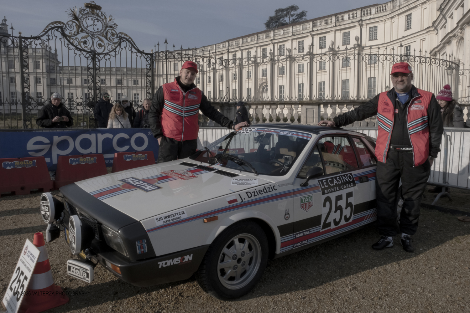 DSCF0304.jpg - La 28Âª edizione del Rallye Monte-Carlo Historique si svolge fino al 7 febbraio 2026 , ad eccezione della cittÃ  scozzese di  John O'Groats le varie cittÃ  di partenza hanno dato il via alla gara domenica 1 febbraio 2026. Tra queste anche Torino, la partenza Ã¨ avvenuta dalla Palazzina di caccia di Stupingi dove le vetture in gara hanno prima sostato in mostra nel parco partenze antistante la Palazzina. Nella foto  Lancia Beta Montecarlo 1975 equipaggio Fabisiak Damian e Diziedzic Jakub