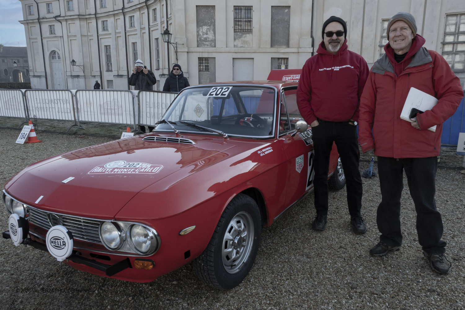 DSCF0308.jpg - La 28Âª edizione del Rallye Monte-Carlo Historique si svolge fino al 7 febbraio 2026 , ad eccezione della cittÃ  scozzese di  John O'Groats le varie cittÃ  di partenza hanno dato il via alla gara domenica 1 febbraio 2026. Tra queste anche Torino, la partenza Ã¨ avvenuta dalla Palazzina di caccia di Stupingi dove le vetture in gara hanno prima sostato in mostra nel parco partenze antistante la Palazzina. Nella foto Lancia Fulvia CoupÃ¨ 1300 S 1971  Equipaggio Broomal John e Arendas Jeffrey