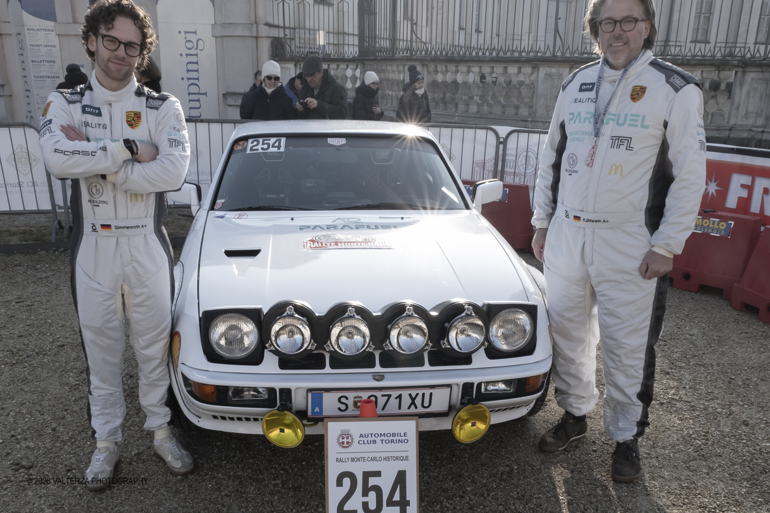 DSCF0317.jpg - La 28Âª edizione del Rallye Monte-Carlo Historique si svolge fino al 7 febbraio 2026 , ad eccezione della cittÃ  scozzese di  John O'Groats le varie cittÃ  di partenza hanno dato il via alla gara domenica 1 febbraio 2026. Tra queste anche Torino, la partenza Ã¨ avvenuta dalla Palazzina di caccia di Stupingi dove le vetture in gara hanno prima sostato in mostra nel parco partenze antistante la Palazzina. Nella foto alazzina. Nella foto Porsche 924 turbo  1979 equipaggio Kuhlwein Michael e Simmenroth Levin