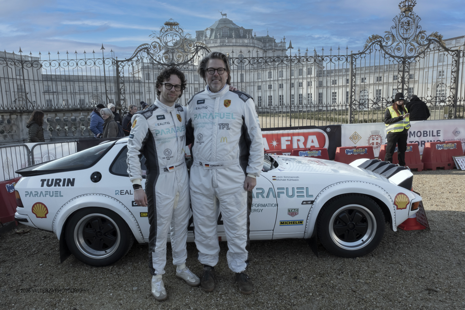 DSCF0322.jpg - La 28Âª edizione del Rallye Monte-Carlo Historique si svolge fino al 7 febbraio 2026 , ad eccezione della cittÃ  scozzese di  John O'Groats le varie cittÃ  di partenza hanno dato il via alla gara domenica 1 febbraio 2026. Tra queste anche Torino, la partenza Ã¨ avvenuta dalla Palazzina di caccia di Stupingi dove le vetture in gara hanno prima sostato in mostra nel parco partenze antistante la Palazzina. Nella foto alazzina. Nella foto Porsche 924 turbo  1979 equipaggio Kuhlwein Michael e Simmenroth Levin