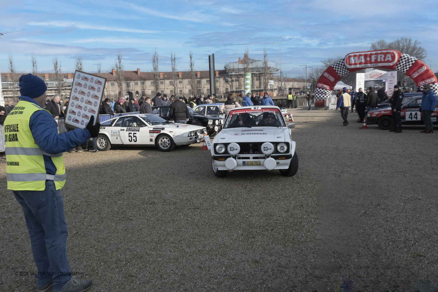 DSCF0328.jpg - La 28Âª edizione del Rallye Monte-Carlo Historique si svolge fino al 7 febbraio 2026 , ad eccezione della cittÃ  scozzese di  John O'Groats le varie cittÃ  di partenza hanno dato il via alla gara domenica 1 febbraio 2026. Tra queste anche Torino, la partenza Ã¨ avvenuta dalla Palazzina di caccia di Stupingi dove le vetture in gara hanno prima sostato in mostra nel parco partenze antistante la Palazzina. Nella foto l'arrivo delle macchine in gara al Parco Partenze della Palazzina di Caccia