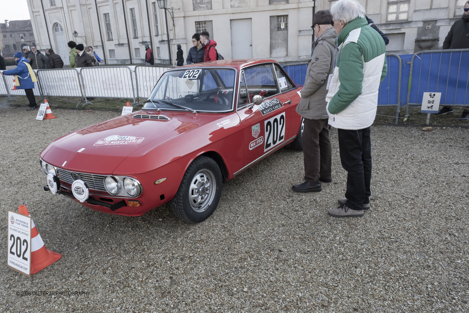DSCF0356.jpg - La 28Âª edizione del Rallye Monte-Carlo Historique si svolge fino al 7 febbraio 2026 , ad eccezione della cittÃ  scozzese di  John O'Groats le varie cittÃ  di partenza hanno dato il via alla gara domenica 1 febbraio 2026. Tra queste anche Torino, la partenza Ã¨ avvenuta dalla Palazzina di caccia di Stupingi dove le vetture in gara hanno prima sostato in mostra nel parco partenze antistante la Palazzina. Nella foto Lancia Fulvia CoupÃ¨ 1300 S 1971 la macchina arrivata dagli USA suscita molto interesse