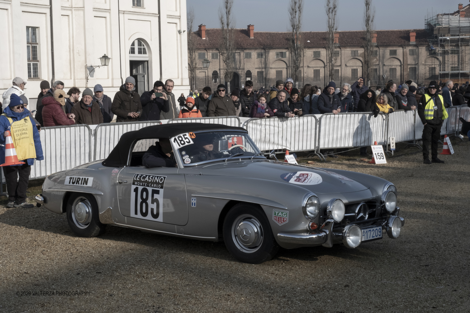 DSCF0380.jpg - La 28Âª edizione del Rallye Monte-Carlo Historique si svolge fino al 7 febbraio 2026 , ad eccezione della cittÃ  scozzese di  John O'Groats le varie cittÃ  di partenza hanno dato il via alla gara domenica 1 febbraio 2026. Tra queste anche Torino, la partenza Ã¨ avvenuta dalla Palazzina di caccia di Stupingi dove le vetture in gara hanno prima sostato in mostra nel parco partenze antistante la Palazzina. Nella foto Mercedes Benz 190 SL 1955 equipaggio Bak0s Dimitrios e Tsagkarakis Anastasios