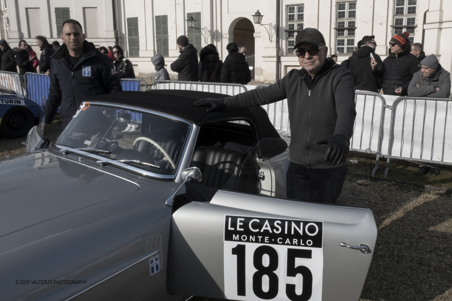 DSCF0394.jpg - La 28Âª edizione del Rallye Monte-Carlo Historique si svolge fino al 7 febbraio 2026 , ad eccezione della cittÃ  scozzese di  John O'Groats le varie cittÃ  di partenza hanno dato il via alla gara domenica 1 febbraio 2026. Tra queste anche Torino, la partenza Ã¨ avvenuta dalla Palazzina di caccia di Stupingi dove le vetture in gara hanno prima sostato in mostra nel parco partenze antistante la Palazzina. Nella foto Mercedes Benz 190 SL 1955 equipaggio Bak0s Dimitrios e Tsagkarakis Anastasios