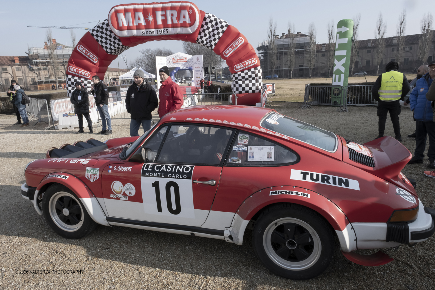 DSCF0410.jpg - La 28Âª edizione del Rallye Monte-Carlo Historique si svolge fino al 7 febbraio 2026 , ad eccezione della cittÃ  scozzese di  John O'Groats le varie cittÃ  di partenza hanno dato il via alla gara domenica 1 febbraio 2026. Tra queste anche Torino, la partenza Ã¨ avvenuta dalla Palazzina di caccia di Stupingi dove le vetture in gara hanno prima sostato in mostra nel parco partenze antistante la Palazzina. Nella foto  Porssche 911 SC  1978