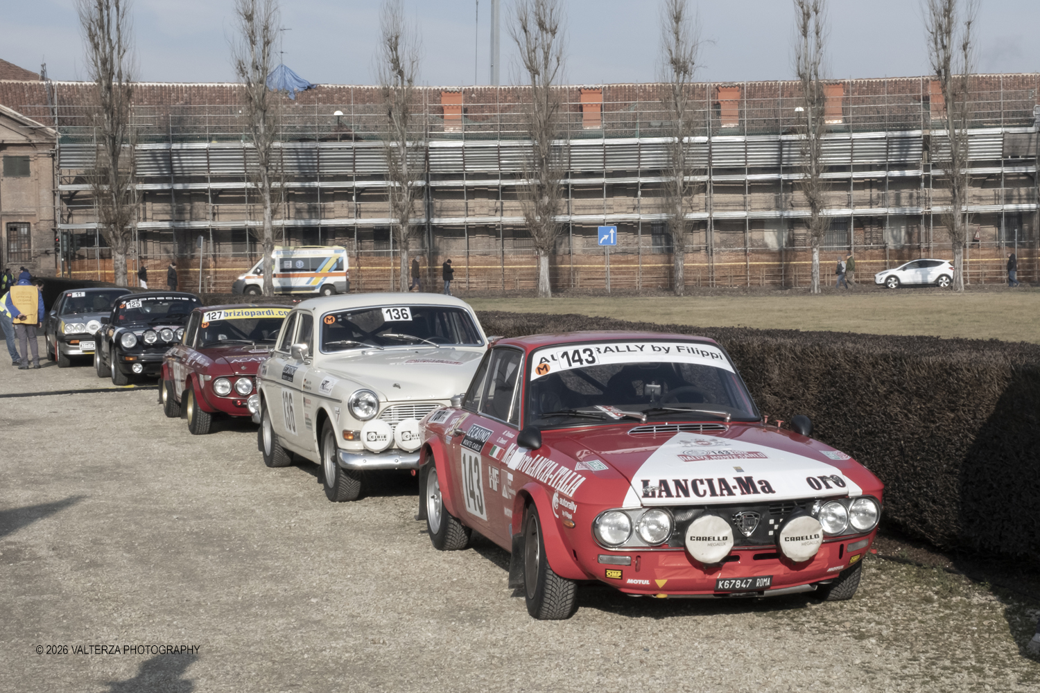 DSCF0420.jpg - La 28Âª edizione del Rallye Monte-Carlo Historique si svolge fino al 7 febbraio 2026 , ad eccezione della cittÃ  scozzese di  John O'Groats le varie cittÃ  di partenza hanno dato il via alla gara domenica 1 febbraio 2026. Tra queste anche Torino, la partenza Ã¨ avvenuta dalla Palazzina di caccia di Stupingi dove le vetture in gara hanno prima sostato in mostra nel parco partenze antistante la Palazzina. Nella foto l'arrivo delle macchine in gara al Parco Partenze della Palazzina di Caccia