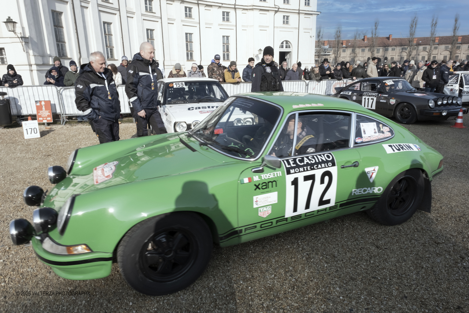 DSCF0425.jpg - La 28Âª edizione del Rallye Monte-Carlo Historique si svolge fino al 7 febbraio 2026 , ad eccezione della cittÃ  scozzese di  John O'Groats le varie cittÃ  di partenza hanno dato il via alla gara domenica 1 febbraio 2026. Tra queste anche Torino, la partenza Ã¨ avvenuta dalla Palazzina di caccia di Stupingi dove le vetture in gara hanno prima sostato in mostra nel parco partenze antistante la Palazzina. Nella foto l'arrivo delle macchine in gara al Parco Partenze della Palazzina di Caccia