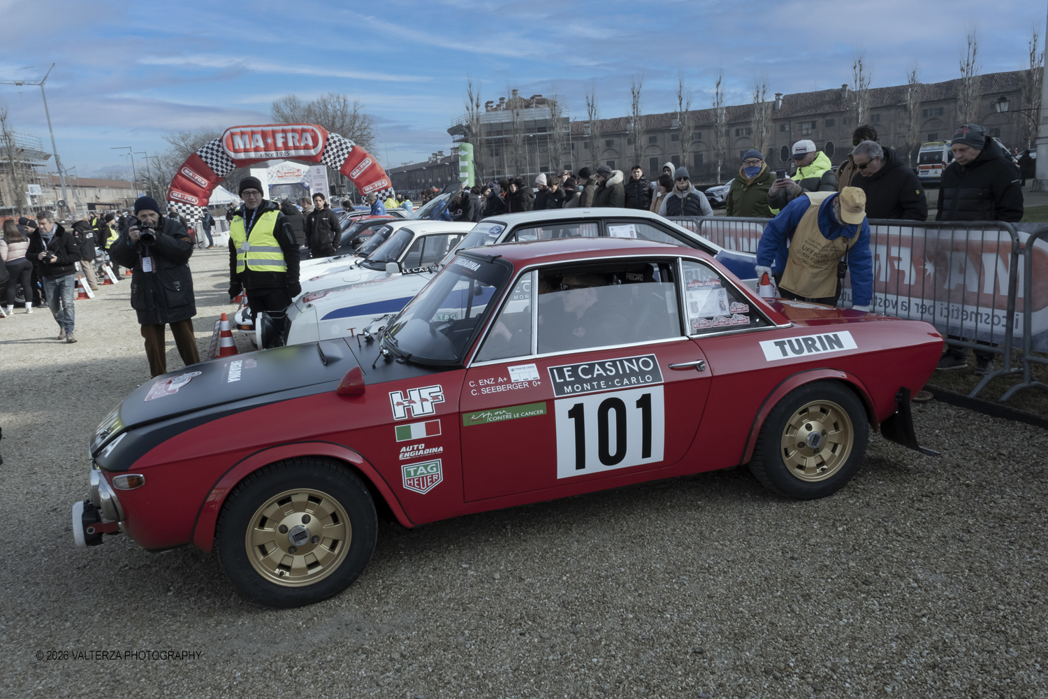DSCF0432.jpg - La 28Âª edizione del Rallye Monte-Carlo Historique si svolge fino al 7 febbraio 2026 , ad eccezione della cittÃ  scozzese di  John O'Groats le varie cittÃ  di partenza hanno dato il via alla gara domenica 1 febbraio 2026. Tra queste anche Torino, la partenza Ã¨ avvenuta dalla Palazzina di caccia di Stupingi dove le vetture in gara hanno prima sostato in mostra nel parco partenze antistante la Palazzina. Nella foto l'arrivo delle macchine in gara al Parco Partenze della Palazzina di Caccia