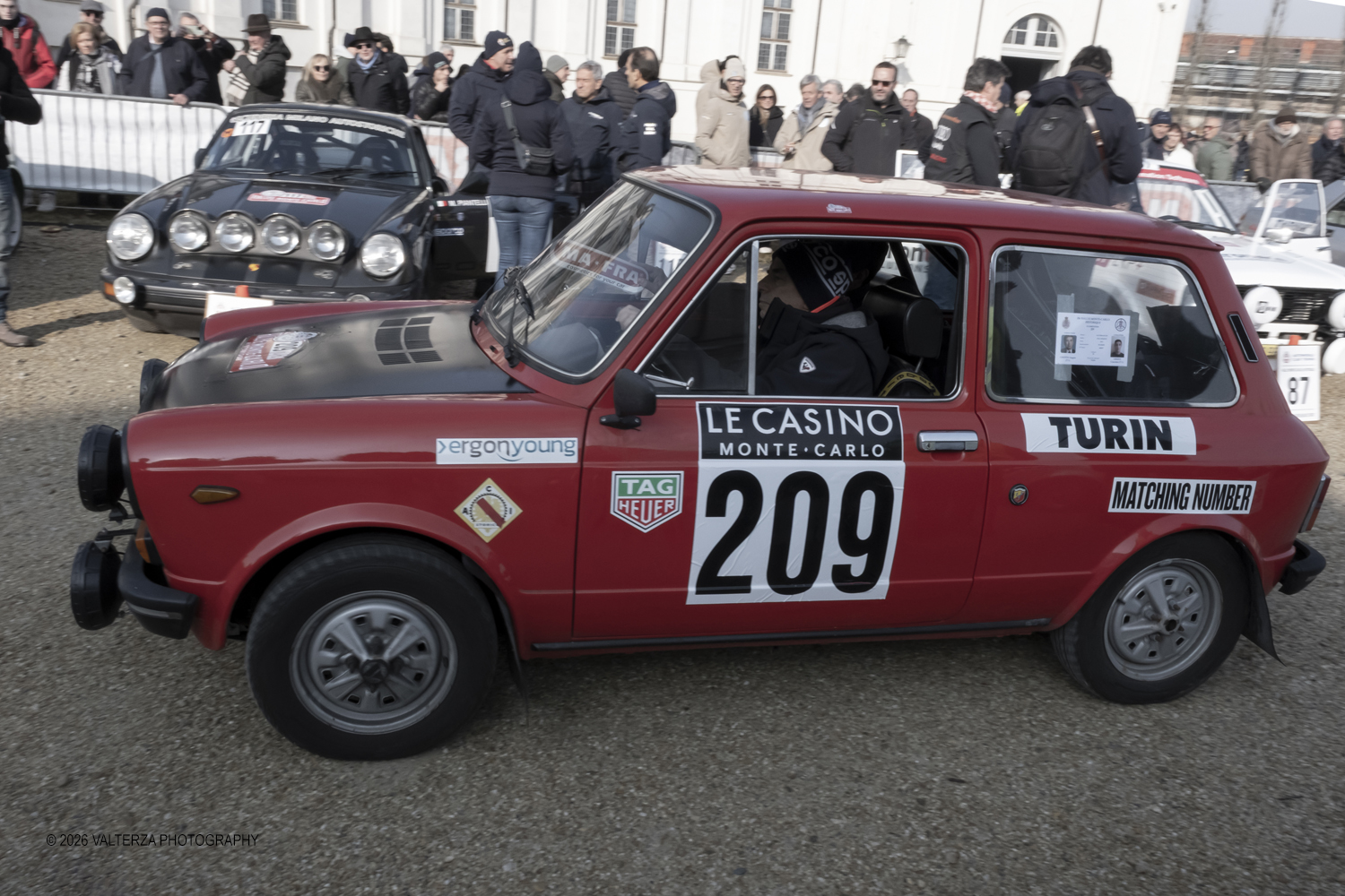 DSCF0436.jpg - La 28Âª edizione del Rallye Monte-Carlo Historique si svolge fino al 7 febbraio 2026 , ad eccezione della cittÃ  scozzese di  John O'Groats le varie cittÃ  di partenza hanno dato il via alla gara domenica 1 febbraio 2026. Tra queste anche Torino, la partenza Ã¨ avvenuta dalla Palazzina di caccia di Stupingi dove le vetture in gara hanno prima sostato in mostra nel parco partenze antistante la Palazzina. Nella foto l'arrivo delle macchine in gara al Parco Partenze della Palazzina di Caccia