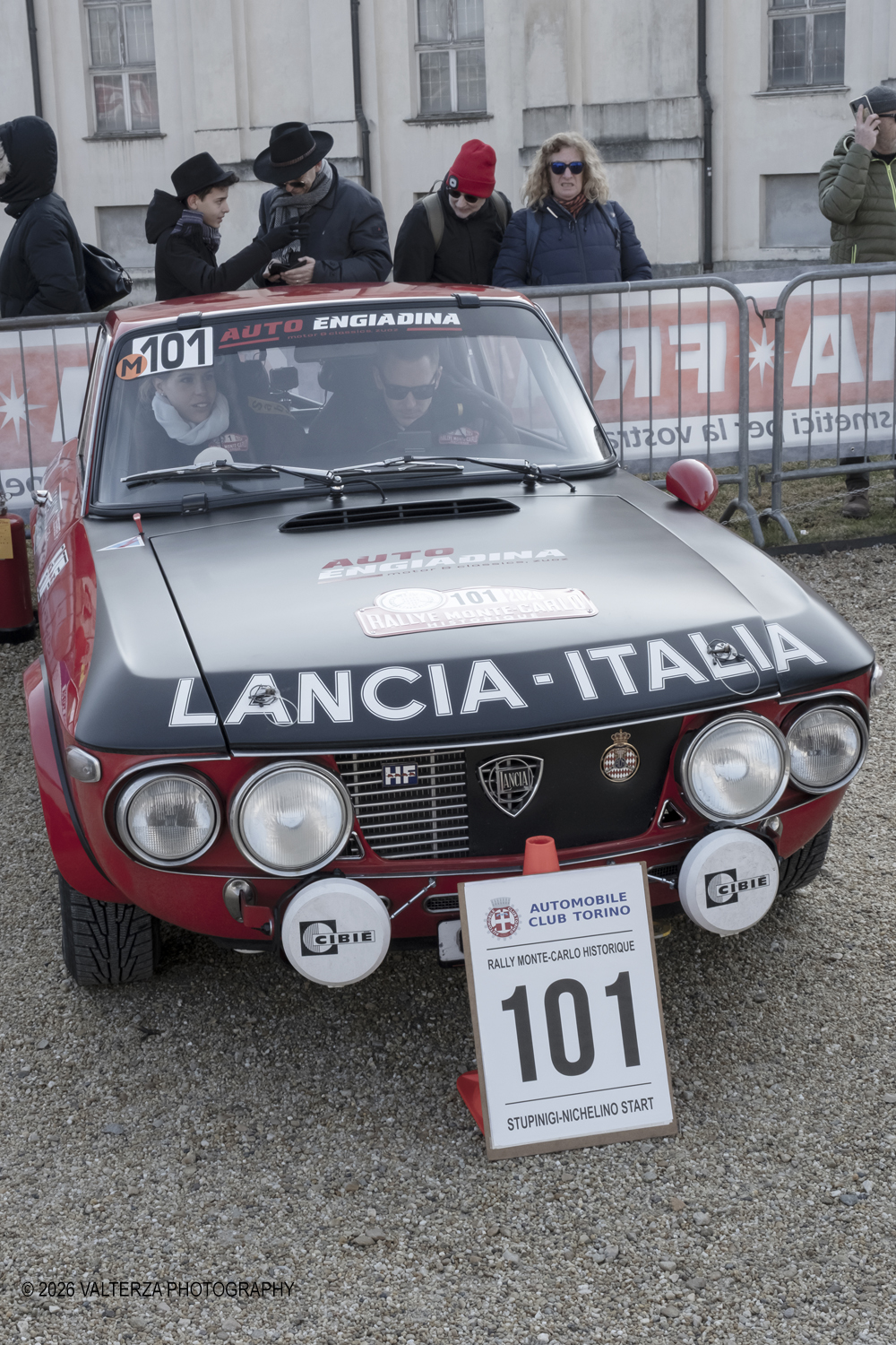 DSCF0441.jpg - La 28Âª edizione del Rallye Monte-Carlo Historique si svolge fino al 7 febbraio 2026 , ad eccezione della cittÃ  scozzese di  John O'Groats le varie cittÃ  di partenza hanno dato il via alla gara domenica 1 febbraio 2026. Tra queste anche Torino, la partenza Ã¨ avvenuta dalla Palazzina di caccia di Stupingi dove le vetture in gara hanno prima sostato in mostra nel parco partenze antistante la Palazzina. Nella foto