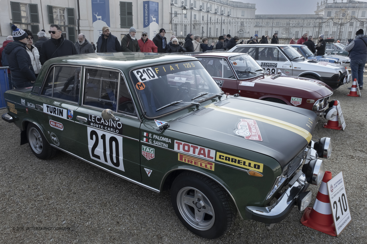DSCF0451.jpg - La 28Âª edizione del Rallye Monte-Carlo Historique si svolge fino al 7 febbraio 2026 , ad eccezione della cittÃ  scozzese di  John O'Groats le varie cittÃ  di partenza hanno dato il via alla gara domenica 1 febbraio 2026. Tra queste anche Torino, la partenza Ã¨ avvenuta dalla Palazzina di caccia di Stupingi dove le vetture in gara hanno prima sostato in mostra nel parco partenze antistante la Palazzina. Nella foto l'arrivo delle macchine in gara al Parco Partenze della Palazzina di Caccia