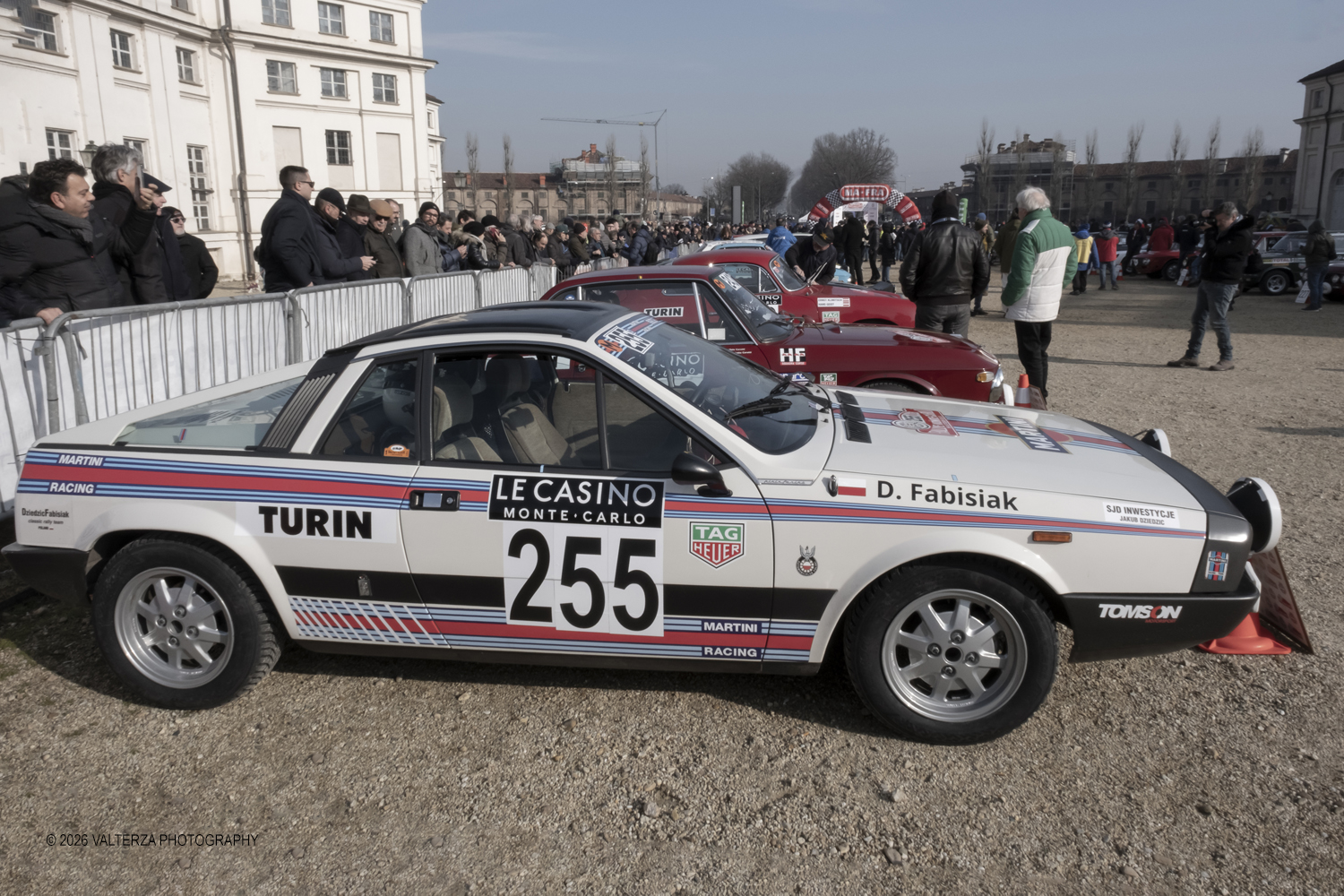 DSCF0459.jpg - La 28Âª edizione del Rallye Monte-Carlo Historique si svolge fino al 7 febbraio 2026 , ad eccezione della cittÃ  scozzese di  John O'Groats le varie cittÃ  di partenza hanno dato il via alla gara domenica 1 febbraio 2026. Tra queste anche Torino, la partenza Ã¨ avvenuta dalla Palazzina di caccia di Stupingi dove le vetture in gara hanno prima sostato in mostra nel parco partenze antistante la Palazzina. Nella foto l'arrivo delle macchine in gara al Parco Partenze della Palazzina di Caccia