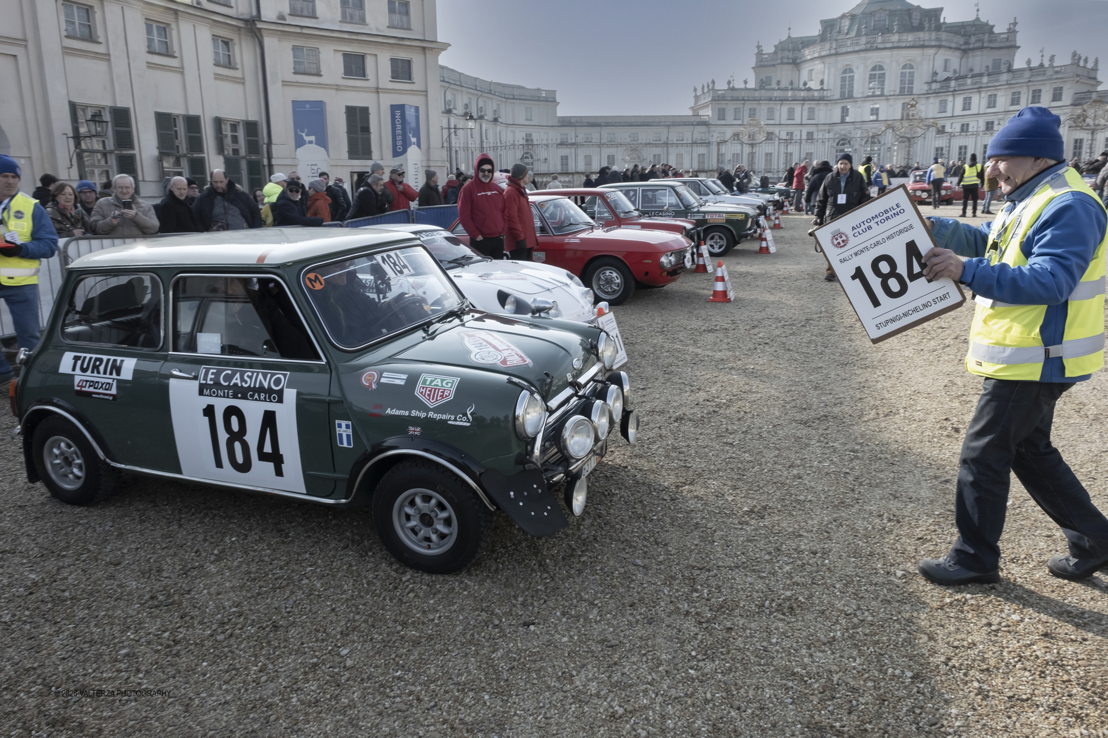 DSCF0464.jpg - La 28Âª edizione del Rallye Monte-Carlo Historique si svolge fino al 7 febbraio 2026 , ad eccezione della cittÃ  scozzese di  John O'Groats le varie cittÃ  di partenza hanno dato il via alla gara domenica 1 febbraio 2026. Tra queste anche Torino, la partenza Ã¨ avvenuta dalla Palazzina di caccia di Stupingi dove le vetture in gara hanno prima sostato in mostra nel parco partenze antistante la Palazzina. Nella foto l'arrivo delle macchine in gara al Parco Partenze della Palazzina di Caccia