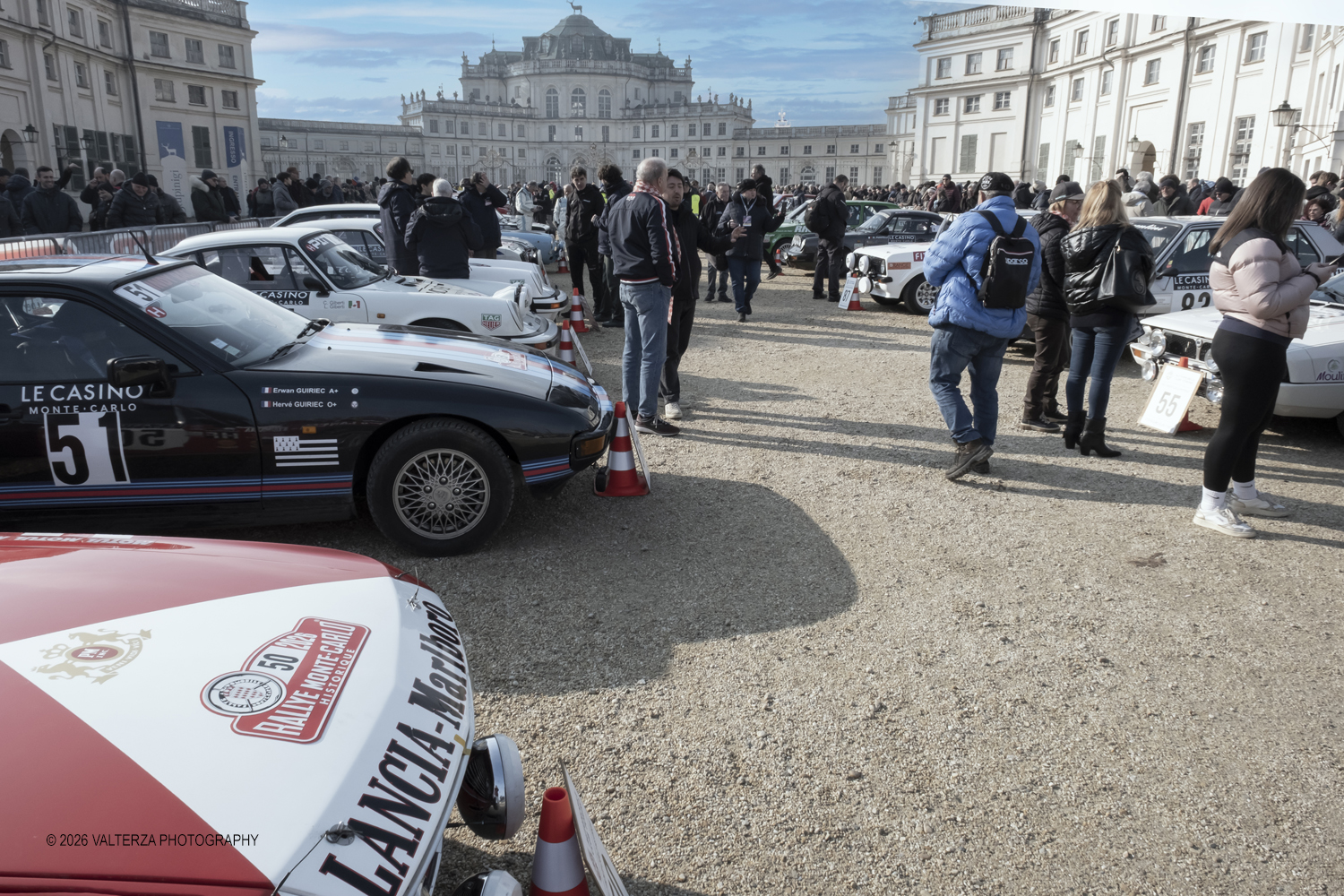 DSCF0493.jpg - La 28Âª edizione del Rallye Monte-Carlo Historique si svolge fino al 7 febbraio 2026 , ad eccezione della cittÃ  scozzese di  John O'Groats le varie cittÃ  di partenza hanno dato il via alla gara domenica 1 febbraio 2026. Tra queste anche Torino, la partenza Ã¨ avvenuta dalla Palazzina di caccia di Stupingi dove le vetture in gara hanno prima sostato in mostra nel parco partenze antistante la Palazzina. Nella foto l'arrivo delle macchine in gara al Parco Partenze della Palazzina di Caccia