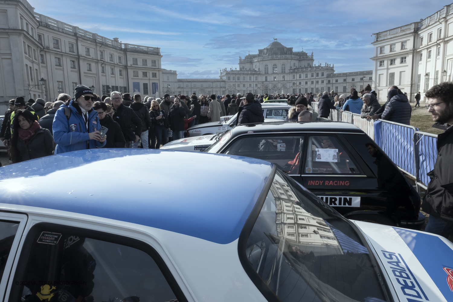 DSCF0502.jpg - La 28Âª edizione del Rallye Monte-Carlo Historique si svolge fino al 7 febbraio 2026 , ad eccezione della cittÃ  scozzese di  John O'Groats le varie cittÃ  di partenza hanno dato il via alla gara domenica 1 febbraio 2026. Tra queste anche Torino, la partenza Ã¨ avvenuta dalla Palazzina di caccia di Stupingi dove le vetture in gara hanno prima sostato in mostra nel parco partenze antistante la Palazzina. Nella foto l'arrivo delle macchine in gara al Parco Partenze della Palazzina di Caccia