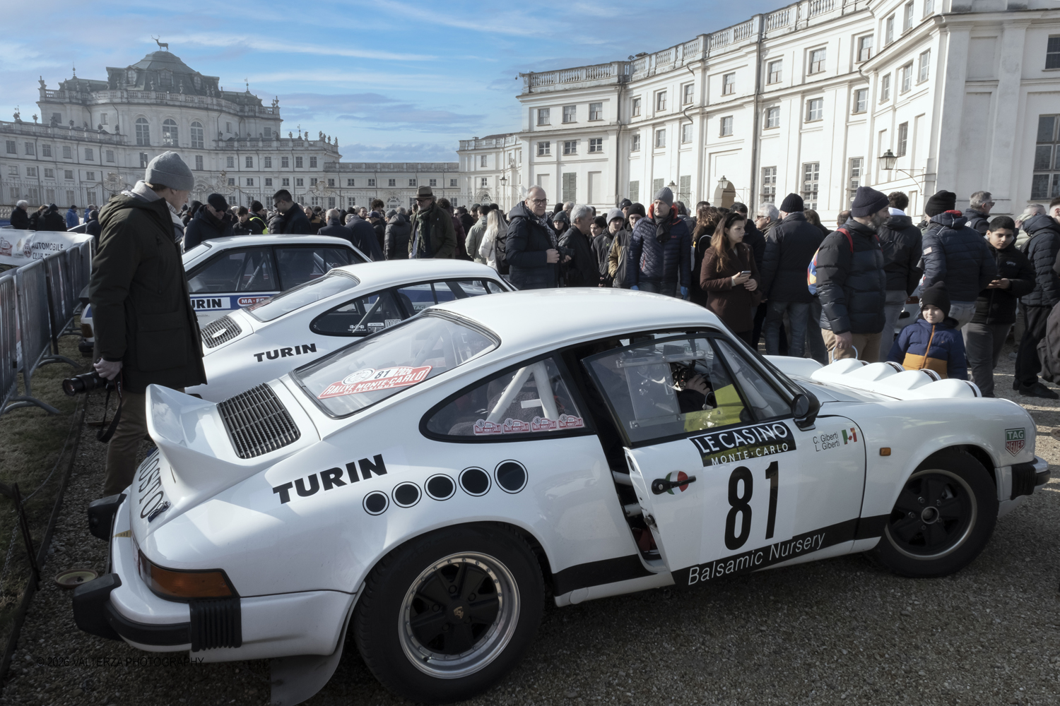 DSCF0512.jpg - La 28Âª edizione del Rallye Monte-Carlo Historique si svolge fino al 7 febbraio 2026 , ad eccezione della cittÃ  scozzese di  John O'Groats le varie cittÃ  di partenza hanno dato il via alla gara domenica 1 febbraio 2026. Tra queste anche Torino, la partenza Ã¨ avvenuta dalla Palazzina di caccia di Stupingi dove le vetture in gara hanno prima sostato in mostra nel parco partenze antistante la Palazzina. Nella foto l'arrivo delle macchine in gara al Parco Partenze della Palazzina di Caccia