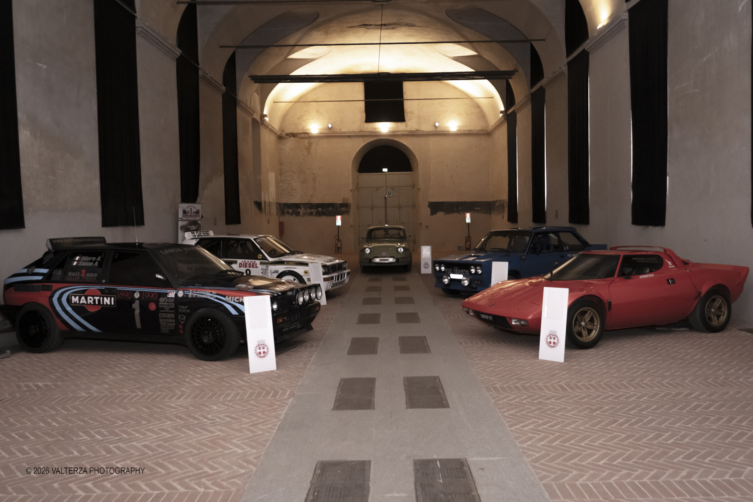 _DSF3563.jpg - La 28Âª edizione del Rallye Monte-Carlo Historique si svolge fino al 7 febbraio 2026 , ad eccezione della cittÃ  scozzese di  John O'Groats le varie cittÃ  di partenza hanno dato il via alla gara domenica 1 febbraio 2026. Tra queste anche Torino, la partenza Ã¨ avvenuta dalla Palazzina di caccia di Stupingi dove le vetture in gara hanno prima sostato in mostra nel parco partenze antistante la Palazzina. Nella foto auto fuori gara in esposizione