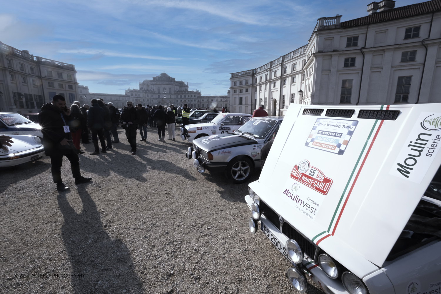 _DSF3569.jpg - La 28Âª edizione del Rallye Monte-Carlo Historique si svolge fino al 7 febbraio 2026 , ad eccezione della cittÃ  scozzese di  John O'Groats le varie cittÃ  di partenza hanno dato il via alla gara domenica 1 febbraio 2026. Tra queste anche Torino, la partenza Ã¨ avvenuta dalla Palazzina di caccia di Stupingi dove le vetture in gara hanno prima sostato in mostra nel parco partenze antistante la Palazzina. Nella foto l'arrivo delle macchine in gara al Parco Partenze della Palazzina di Caccia