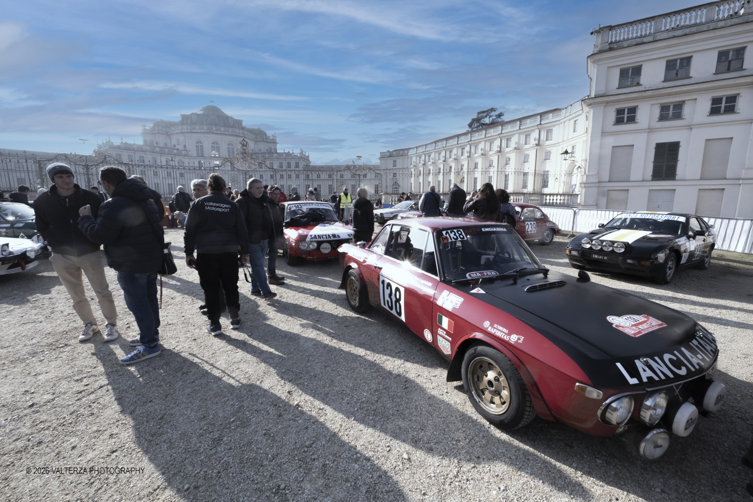 _DSF3603.jpg - La 28Âª edizione del Rallye Monte-Carlo Historique si svolge fino al 7 febbraio 2026 , ad eccezione della cittÃ  scozzese di  John O'Groats le varie cittÃ  di partenza hanno dato il via alla gara domenica 1 febbraio 2026. Tra queste anche Torino, la partenza Ã¨ avvenuta dalla Palazzina di caccia di Stupingi dove le vetture in gara hanno prima sostato in mostra nel parco partenze antistante la Palazzina. Nella foto l'arrivo delle macchine in gara al Parco Partenze della Palazzina di Caccia