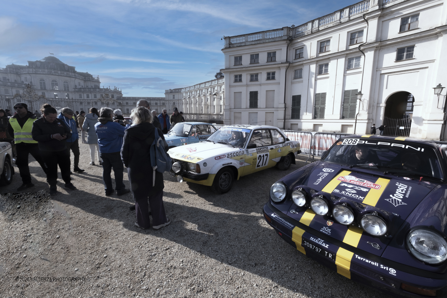 _DSF3608.jpg - La 28Âª edizione del Rallye Monte-Carlo Historique si svolge fino al 7 febbraio 2026 , ad eccezione della cittÃ  scozzese di  John O'Groats le varie cittÃ  di partenza hanno dato il via alla gara domenica 1 febbraio 2026. Tra queste anche Torino, la partenza Ã¨ avvenuta dalla Palazzina di caccia di Stupingi dove le vetture in gara hanno prima sostato in mostra nel parco partenze antistante la Palazzina. Nella foto l'arrivo delle macchine in gara al Parco Partenze della Palazzina di Caccia