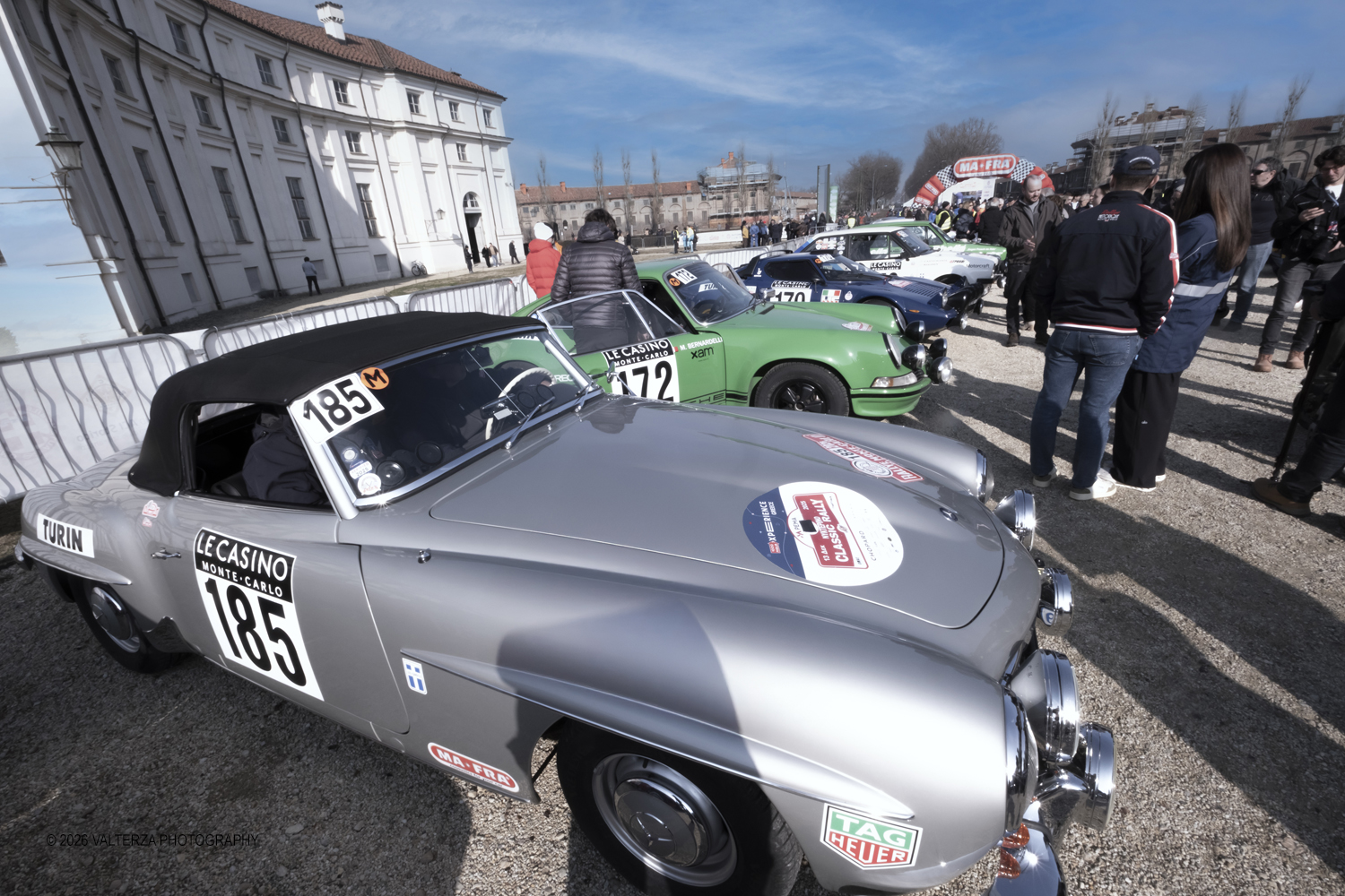 _DSF3610.jpg - La 28Âª edizione del Rallye Monte-Carlo Historique si svolge fino al 7 febbraio 2026 , ad eccezione della cittÃ  scozzese di  John O'Groats le varie cittÃ  di partenza hanno dato il via alla gara domenica 1 febbraio 2026. Tra queste anche Torino, la partenza Ã¨ avvenuta dalla Palazzina di caccia di Stupingi dove le vetture in gara hanno prima sostato in mostra nel parco partenze antistante la Palazzina. Nella foto l'arrivo delle macchine in gara al Parco Partenze della Palazzina di Caccia
