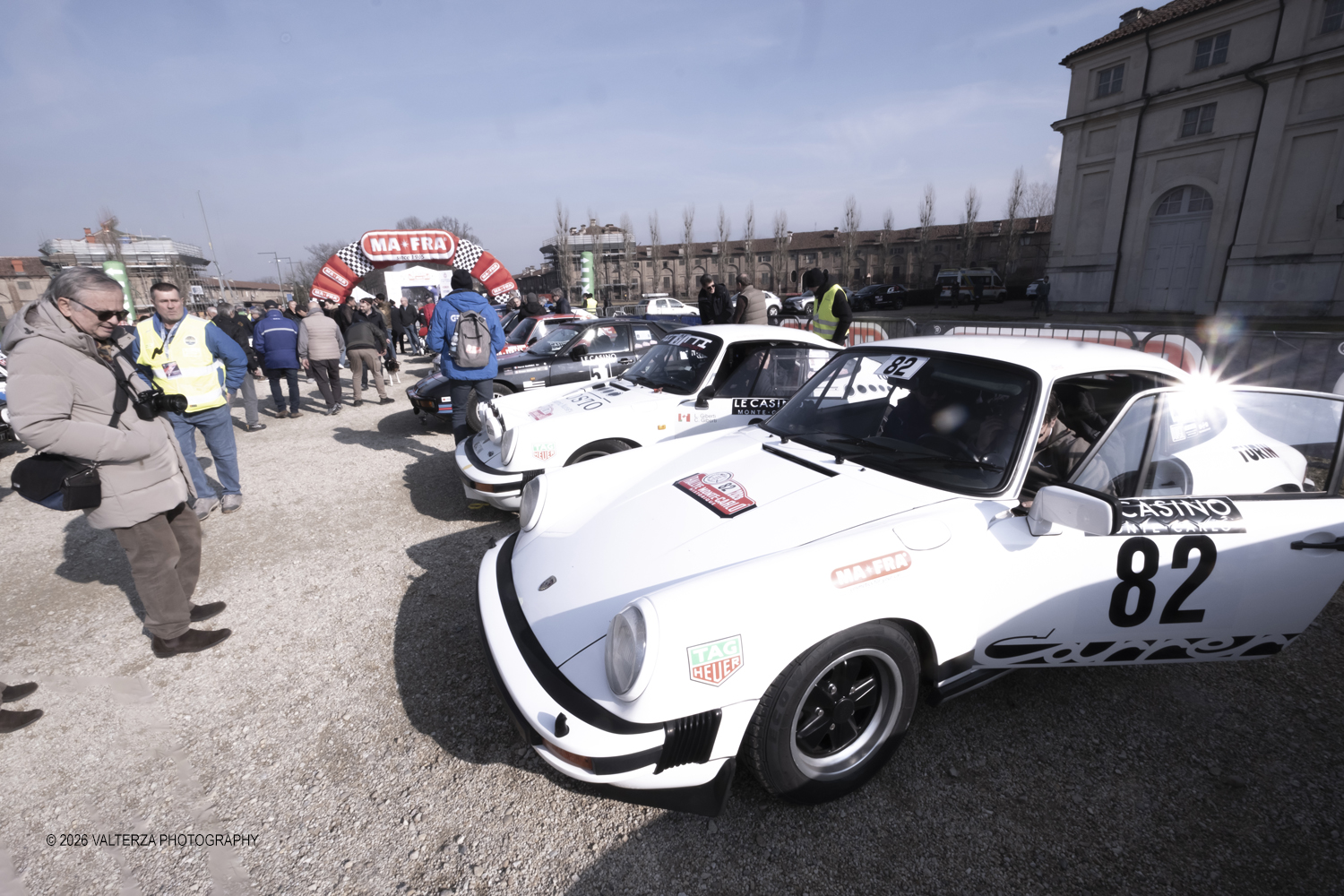 _DSF3627.jpg - La 28Âª edizione del Rallye Monte-Carlo Historique si svolge fino al 7 febbraio 2026 , ad eccezione della cittÃ  scozzese di  John O'Groats le varie cittÃ  di partenza hanno dato il via alla gara domenica 1 febbraio 2026. Tra queste anche Torino, la partenza Ã¨ avvenuta dalla Palazzina di caccia di Stupingi dove le vetture in gara hanno prima sostato in mostra nel parco partenze antistante la Palazzina. Nella foto l'arrivo delle macchine in gara al Parco Partenze della Palazzina di Caccia