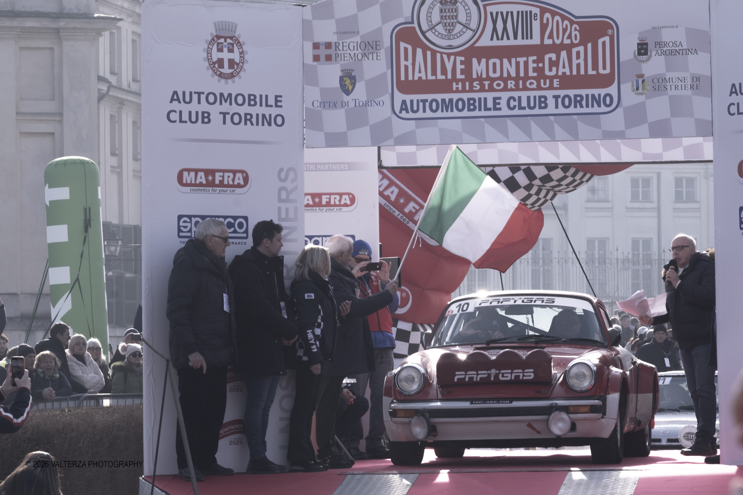 _DSF3680.jpg - La 28Âª edizione del Rallye Monte-Carlo Historique si svolge fino al 7 febbraio 2026 , ad eccezione della cittÃ  scozzese di  John O'Groats le varie cittÃ  di partenza hanno dato il via alla gara domenica 1 febbraio 2026. Tra queste anche Torino, la partenza Ã¨ avvenuta dalla Palazzina di caccia di Stupingi dove le vetture in gara hanno prima sostato in mostra nel parco partenze antistante la Palazzina. Nella foto vettura alla partenza Porsche 911 SC  1978