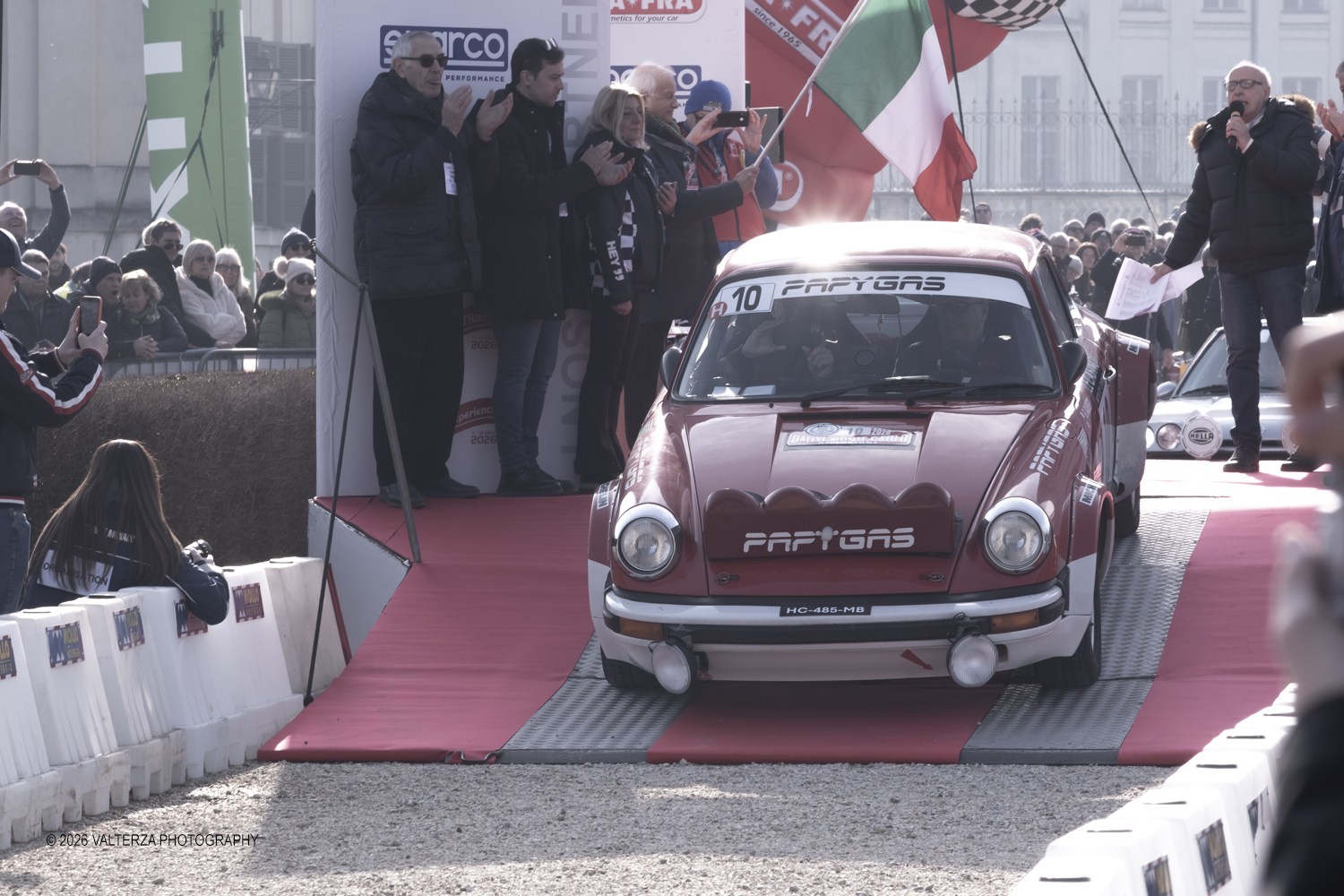 _DSF3693.jpg - La 28Âª edizione del Rallye Monte-Carlo Historique si svolge fino al 7 febbraio 2026 , ad eccezione della cittÃ  scozzese di  John O'Groats le varie cittÃ  di partenza hanno dato il via alla gara domenica 1 febbraio 2026. Tra queste anche Torino, la partenza Ã¨ avvenuta dalla Palazzina di caccia di Stupingi dove le vetture in gara hanno prima sostato in mostra nel parco partenze antistante la Palazzina. Nella foto vettura alla partenza Porsche 911 SC  1978
