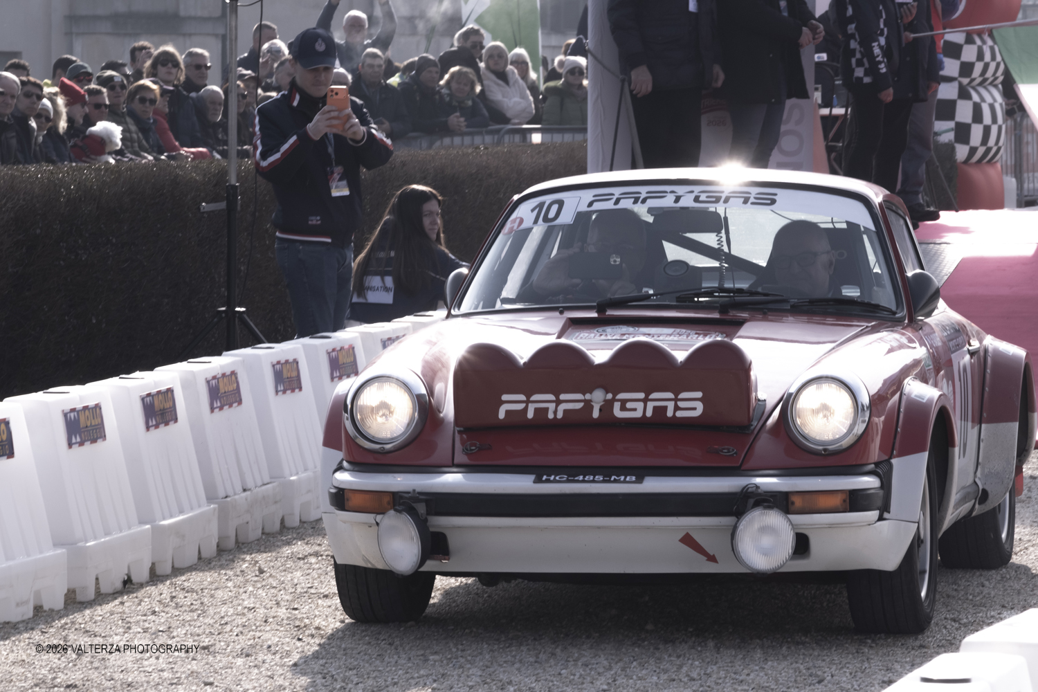 _DSF3710.jpg - La 28Âª edizione del Rallye Monte-Carlo Historique si svolge fino al 7 febbraio 2026 , ad eccezione della cittÃ  scozzese di  John O'Groats le varie cittÃ  di partenza hanno dato il via alla gara domenica 1 febbraio 2026. Tra queste anche Torino, la partenza Ã¨ avvenuta dalla Palazzina di caccia di Stupingi dove le vetture in gara hanno prima sostato in mostra nel parco partenze antistante la Palazzina. Nella foto vettura alla partenza Porsche 911 SC  1978